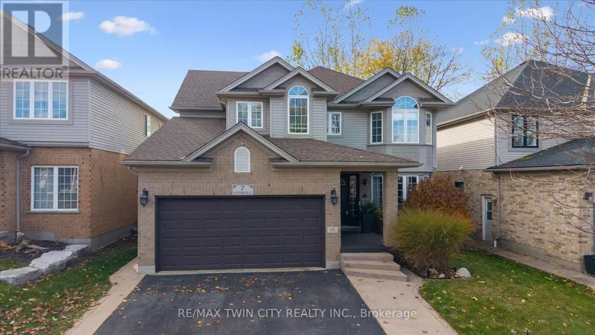 7 HEARTHBRIDGE STREET, Kitchener, Ontario N2R1L5