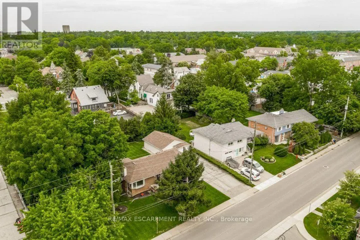 56 BARTON STREET, Hamilton (Waterdown), Ontario L0R2H0