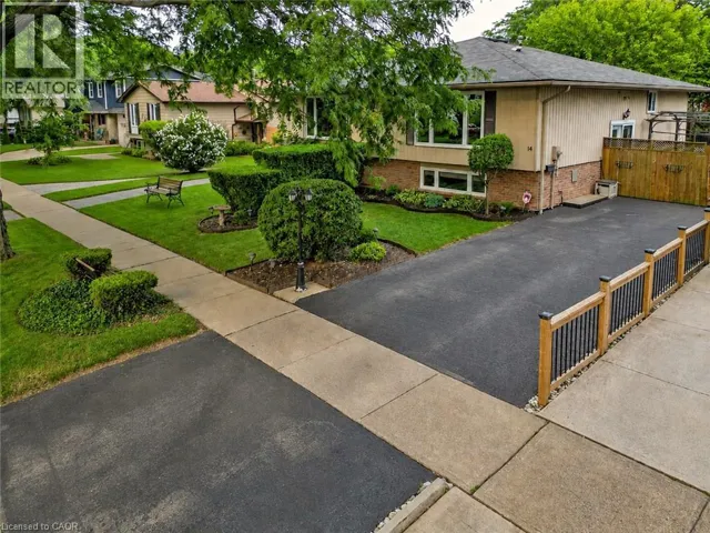 14 WOODEDEN Road, Grimsby, Ontario L3M4N4