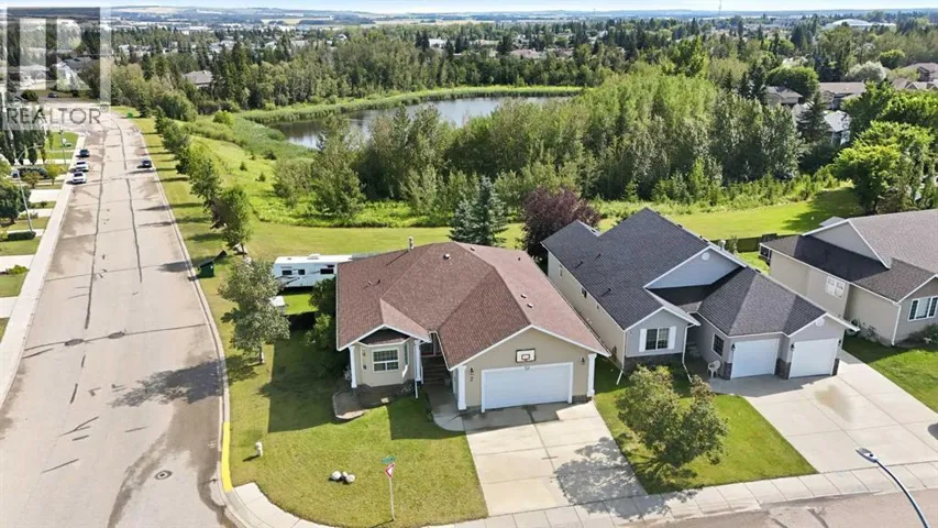 2 Estella Crescent, Lacombe, Alberta T4L2M4