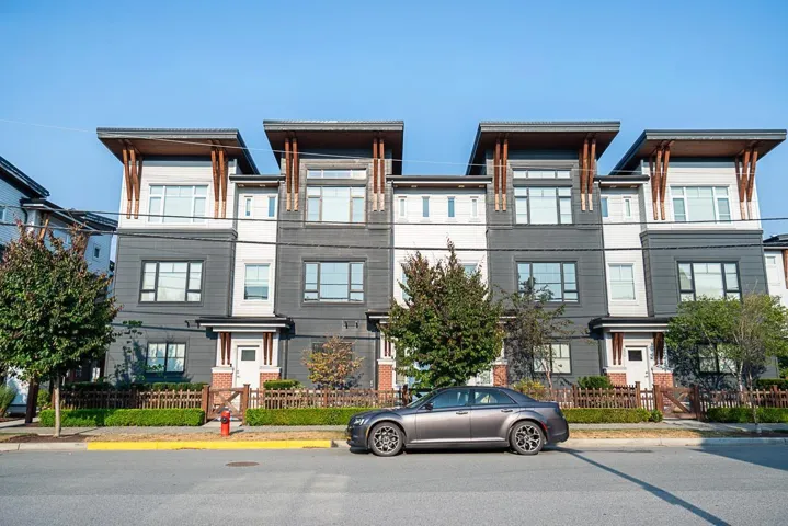 8 22128 48A AVENUE, Langley, British Columbia V3A0L6