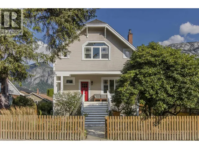 38054 FIFTH AVENUE, Squamish, British Columbia V8B0B6