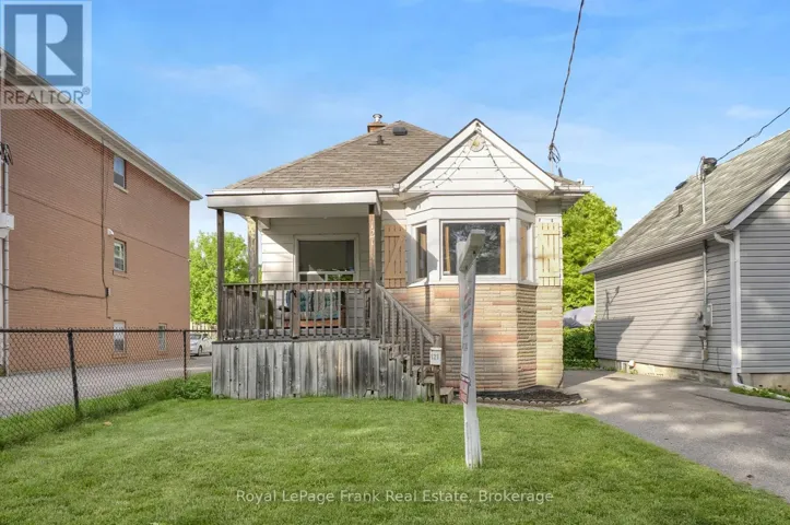 121 CROMWELL AVENUE, Oshawa (Vanier), Ontario L1J4T5