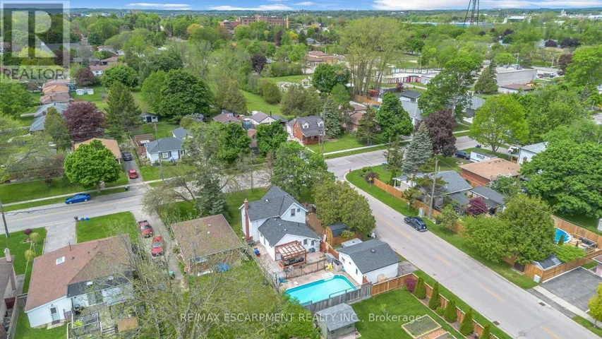 35 JAMES AVENUE, Brantford, Ontario N3S6Y2