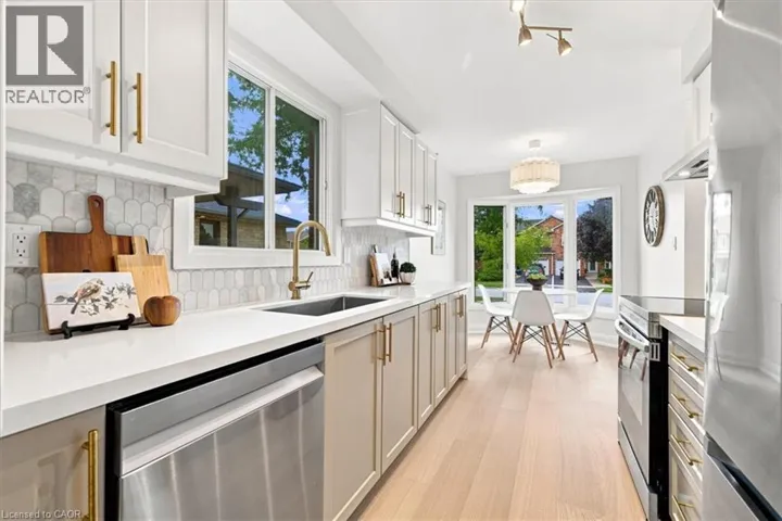 2020 CHRISDON Road, Burlington, Ontario L7M3W8