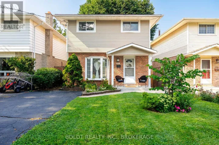 13 1/2 NORTHGLEN AVENUE, St. Catharines (Port Weller), Ontario L2M1B3