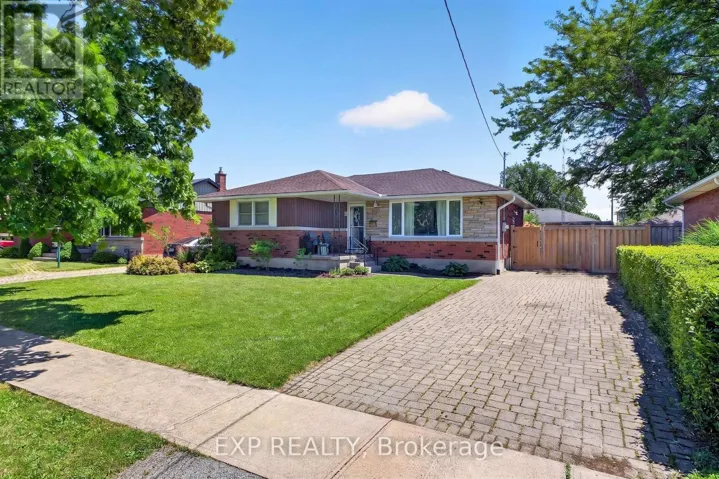 8 DUNRAVEN AVENUE, St. Catharines (Carlton/Bunting), Ontario L2M6A7