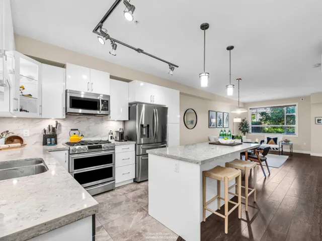 109 14588 MCDOUGALL DRIVE, White Rock, British Columbia V4P0H1