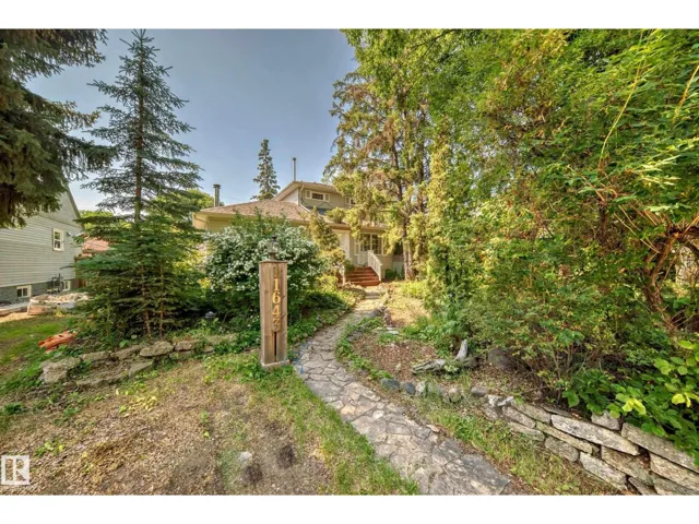 11643 76 AV NW, Edmonton, Alberta T6G0K9