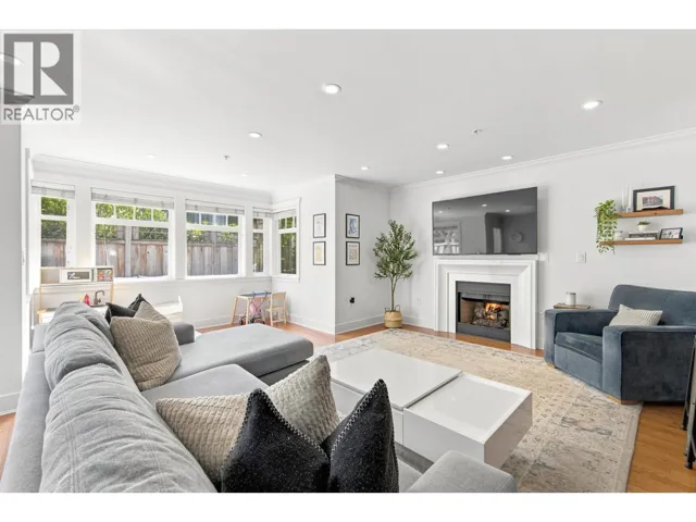 2460 SASAMAT STREET, Vancouver, British Columbia V6R4S8