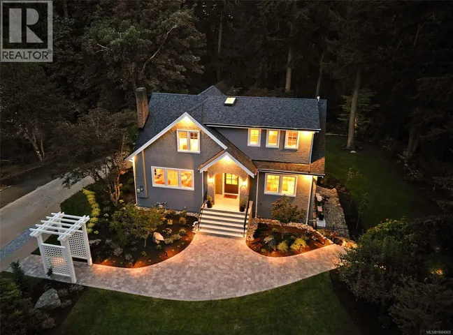 2535 Queenswood Dr, Saanich, British Columbia V8N1X4
