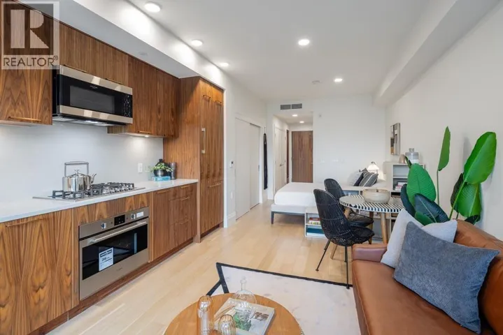 410 2550 GARDEN DRIVE, Vancouver, British Columbia V5N4X6