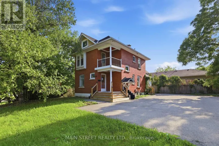 12 VINCENT STREET, Newmarket (Bristol-London), Ontario L3Y4G2