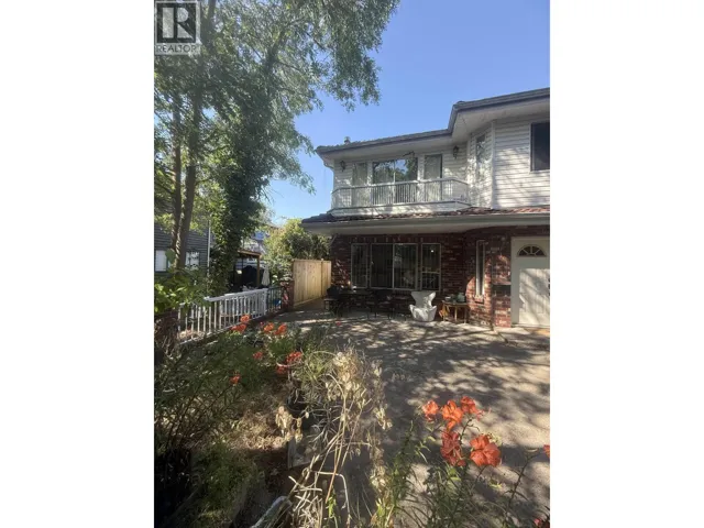 3 623 10TH AVENUE, Vancouver, British Columbia V5T2A6