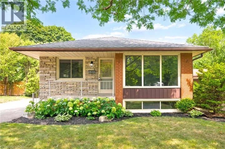 6 ROBROY Court, Brantford, Ontario N3R3E3