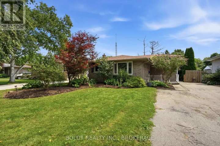 11 ABRAHAM DRIVE, St. Catharines (Lakeshore), Ontario L2M6K7