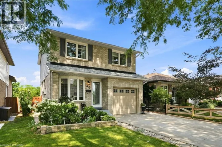 30 TWIN OAKS Crescent, Stoney Creek, Ontario L8J2E9
