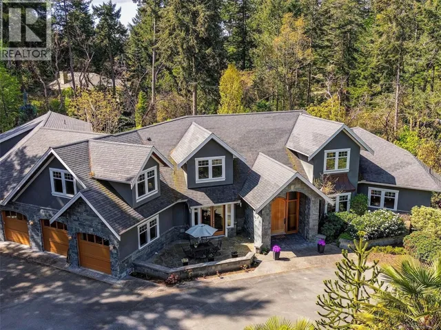 2615 Queenswood Dr, Saanich, British Columbia V8N1X6