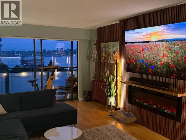 303 441 E 3RD STREET, North Vancouver, British Columbia V7L1G3