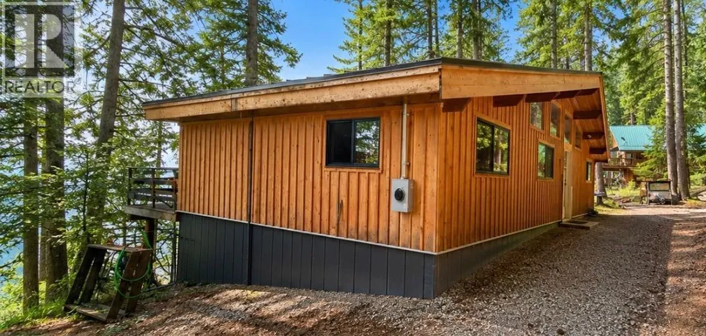 2409 Vickers Trail, Anglemont, British Columbia V0E1M8