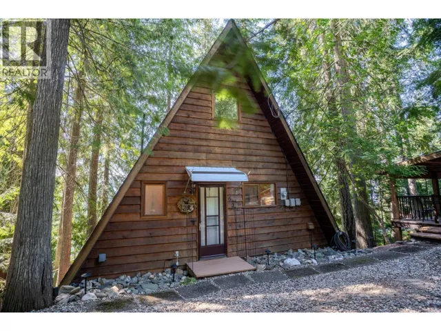 7496 Castle Heights, Anglemont, British Columbia V0E1M8