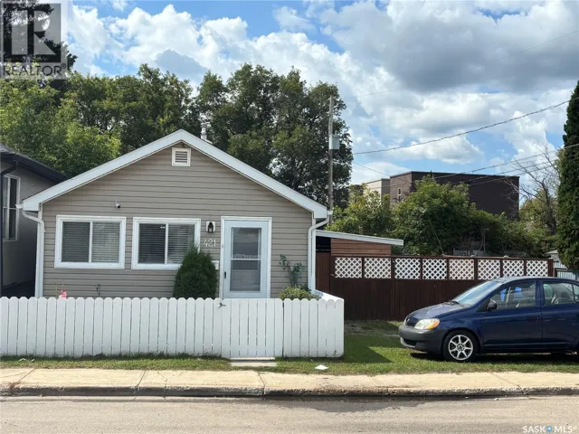 421 6th AVENUE E, Prince Albert, Saskatchewan S6V2J2