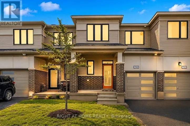 709 DERREEN AVENUE, Ottawa, Ontario K2S2Z2