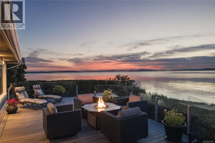 8585 Lochside Dr, North Saanich, British Columbia V8L1M5