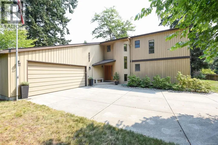 8892 Henderson Ave, Courtenay, British Columbia V9J1A5