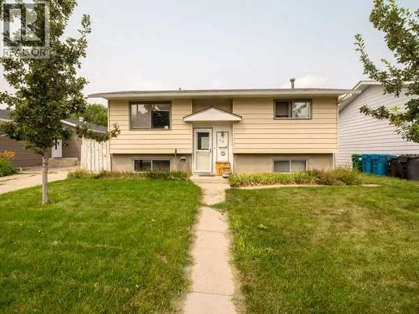 15 Laval Court W, Lethbridge, Alberta T1K4G2