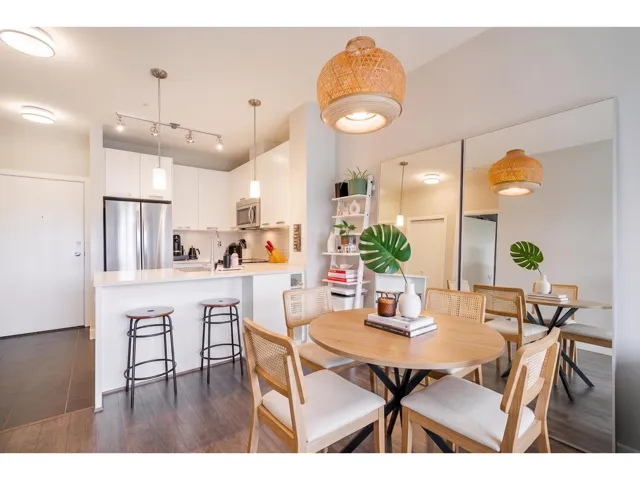 405 15388 105 AVENUE, Surrey, British Columbia V3R0C4
