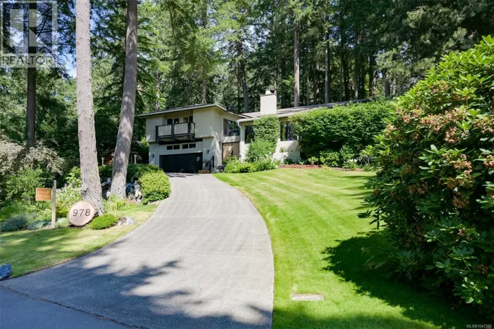 978 Fir Tree Glen, Saanich, British Columbia V8X5B7