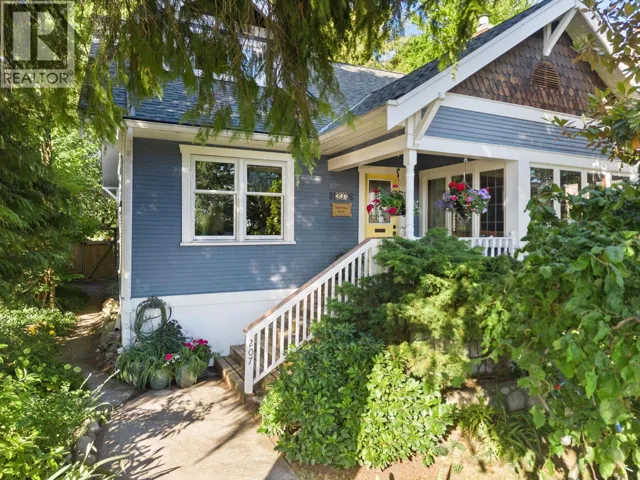 207 EIGHTH STREET, New Westminster, British Columbia V3M3P8