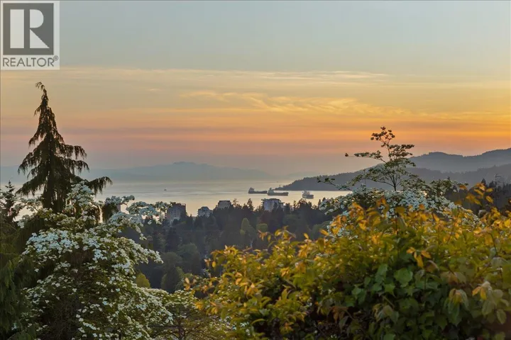 982 BRAESIDE STREET, West Vancouver, British Columbia V7T2K8