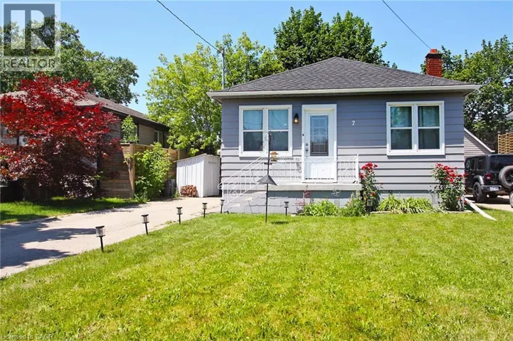 7 LAMPTON Place, Hamilton, Ontario L8H6J7