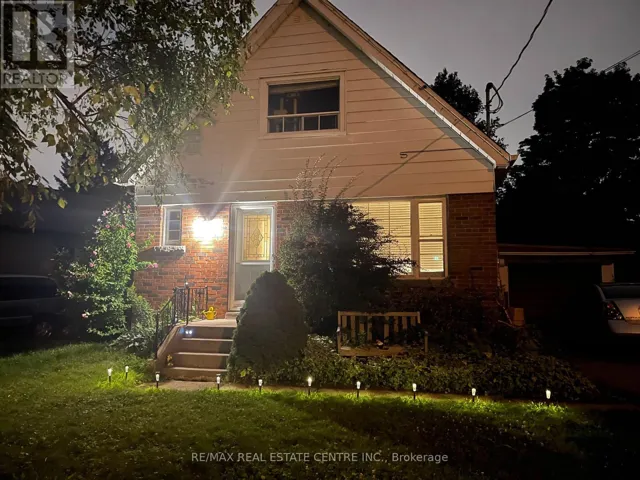 MAIN FLOOR - 34 SINGLETON ROAD, Toronto (Wexford-Maryvale), Ontario M1R1H9