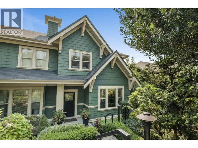 261 E QUEENS ROAD, North Vancouver, British Columbia V7N4N7