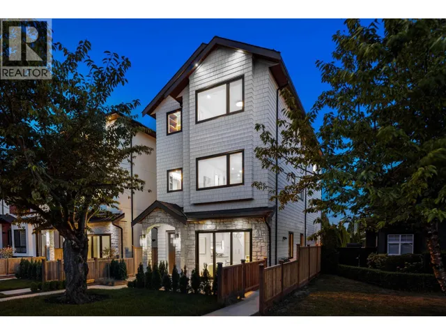 2 6682 NAPIER STREET, Burnaby, British Columbia V5B2C3