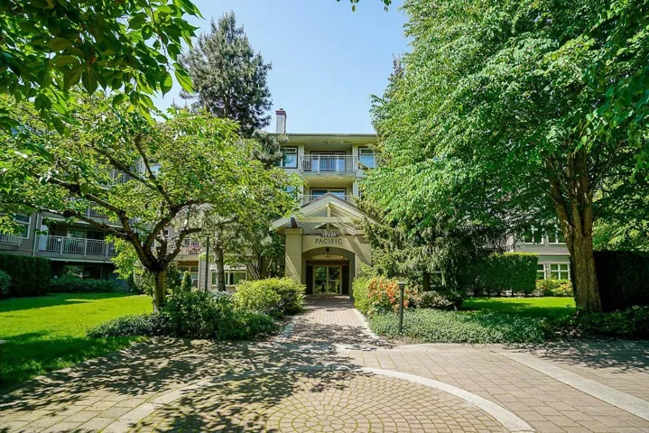 401 15220 GUILDFORD DRIVE, Surrey, British Columbia V3R0Y6