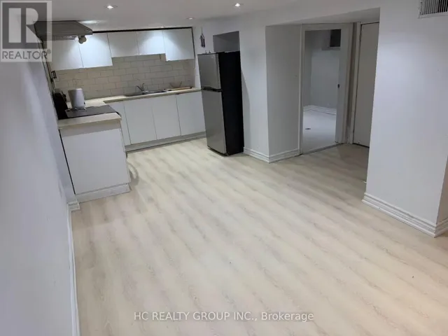 LOWER - 25 BEECHWOOD AVENUE, Toronto (Rockcliffe-Smythe), Ontario M6N4S9