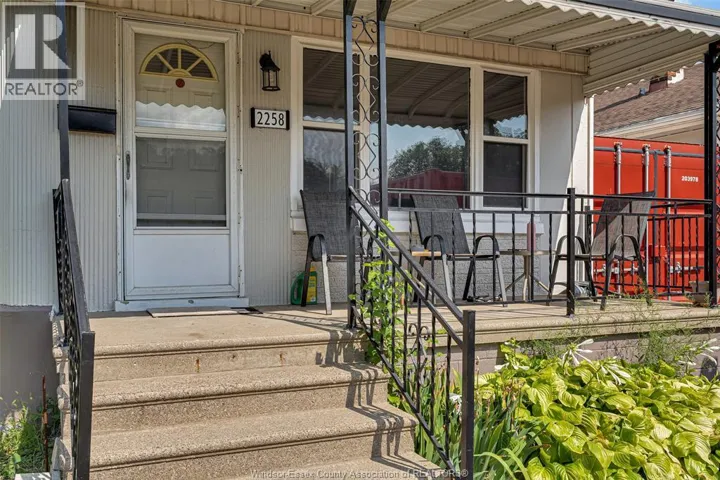 2258 parkwood, Windsor, Ontario N8W2J9