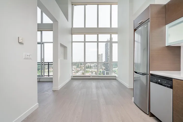 2501 10777 UNIVERSITY DRIVE, Surrey, British Columbia V3T0E6