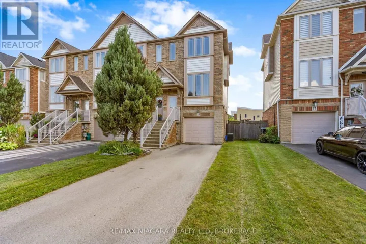 15 HEMLOCK WAY, Grimsby (Grimsby West), Ontario L3M0A7