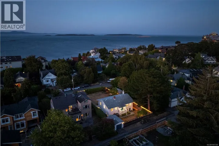 1050 Deal St, Oak Bay, British Columbia V8S5G5