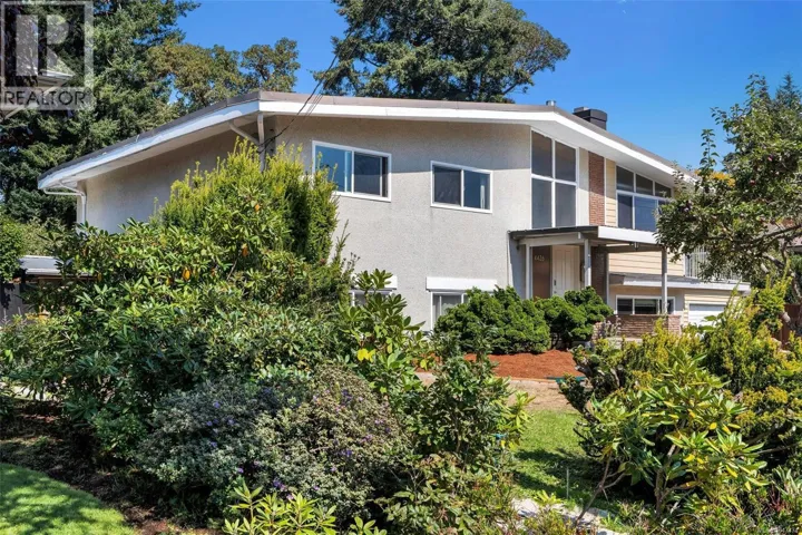4426 Chartwell Dr, Saanich, British Columbia V8N2R3