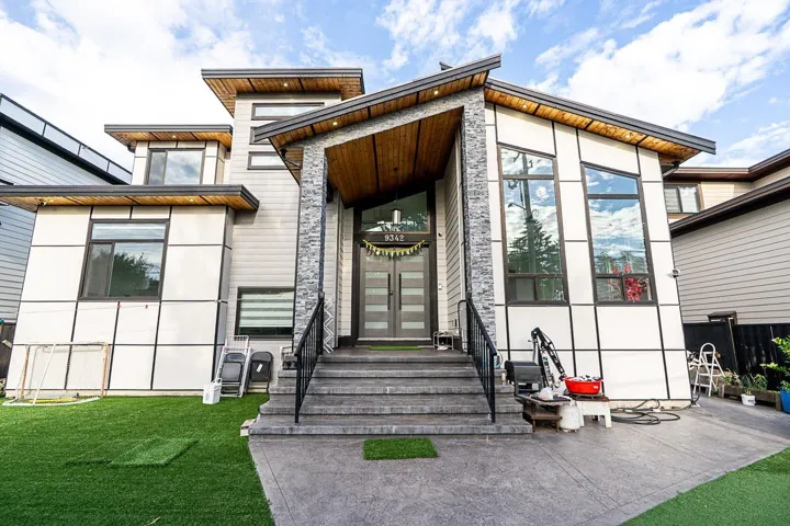 9342 156 STREET, Surrey, British Columbia V3R4L2
