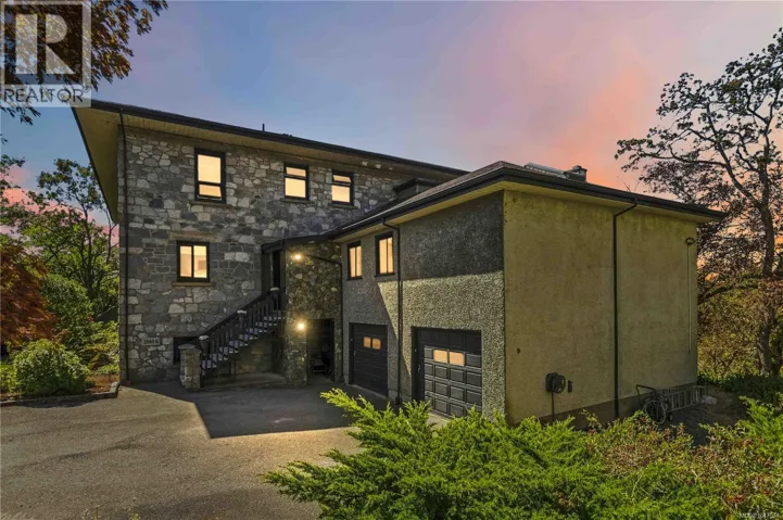 B 3960 Cedar Hill Rd, Saanich, British Columbia V8N3B8