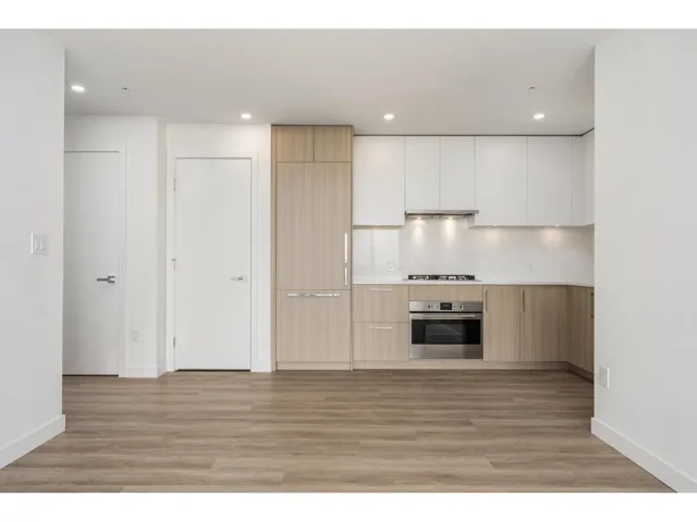 2801 9675 KING GEORGE BOULEVARD, Surrey, British Columbia V3T0T7