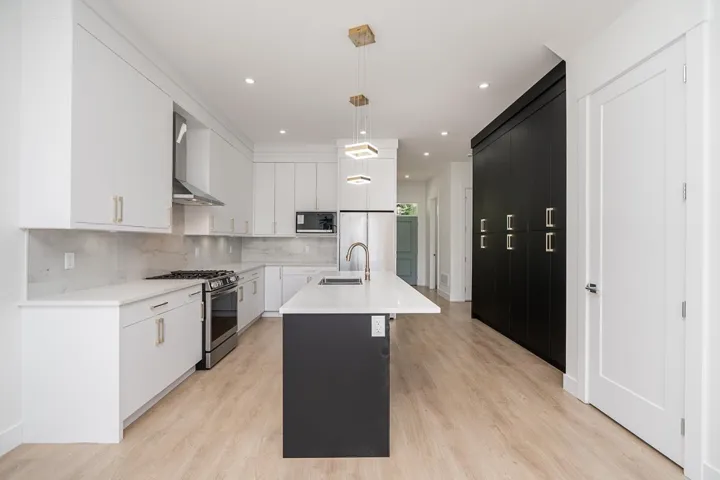 20537 74B AVENUE, Langley, British Columbia V2Y3S8