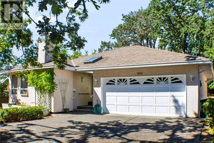 1650 Midgard Ave, Saanich, British Columbia V8P2Y3